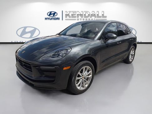 Used 2023 Porsche Macan image 3