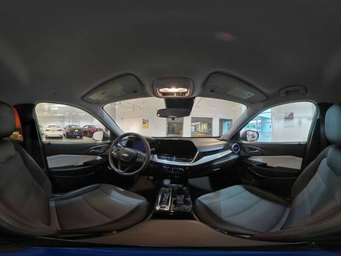Used 2025 Chevrolet Trax LT FWD image 41
