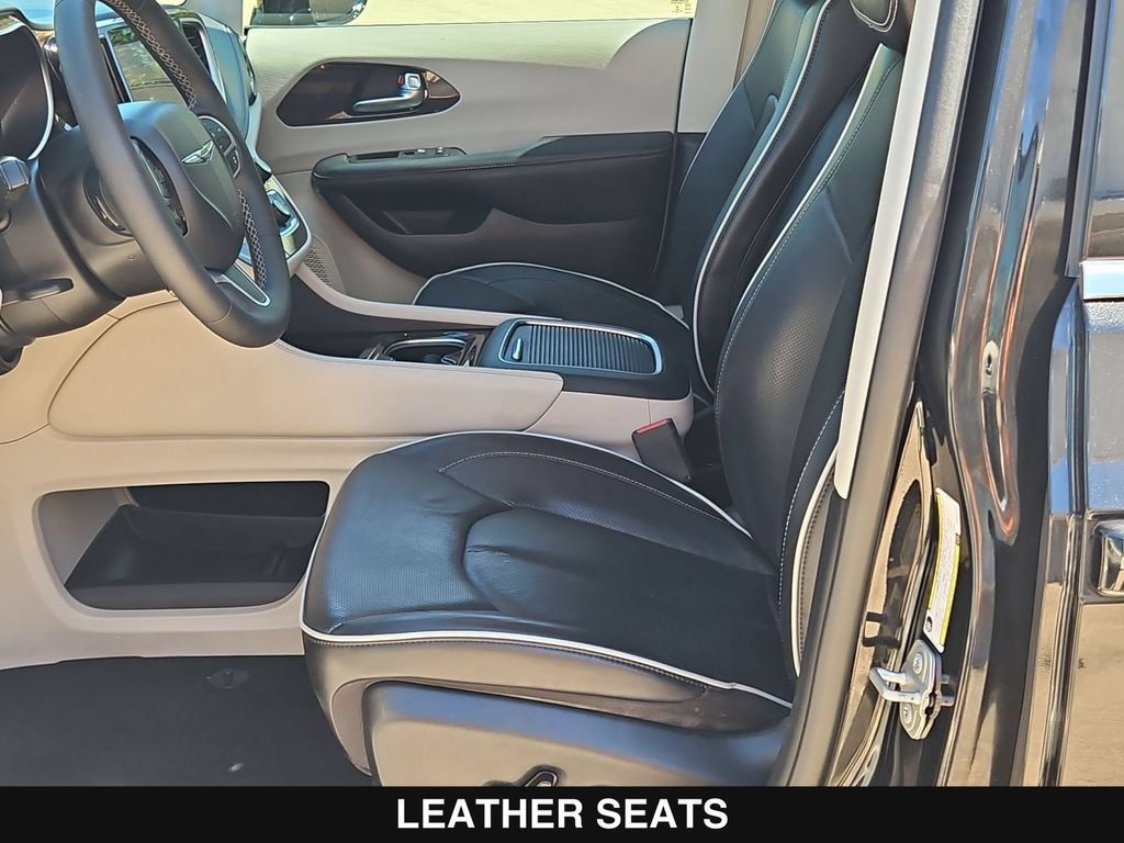 Used 2023 Chrysler Pacifica Limited w/ Uconnect Theater Family Group FWD image 11