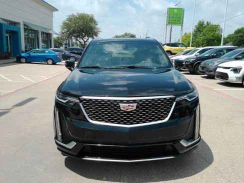 Used 2025 Cadillac XT6 Luxury FWD image 2
