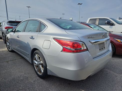 Used 2015 Nissan Altima 2.5 SV w/ Convenience Package FWD image 4