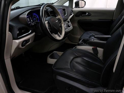 Used 2019 Chrysler Pacifica Limited FWD image 12