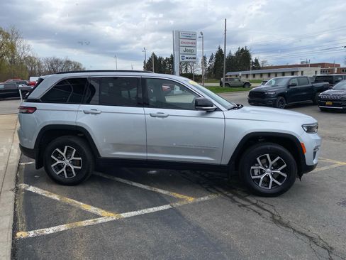 Used 2025 Jeep Grand Cherokee Limited AWD/4WD image 31