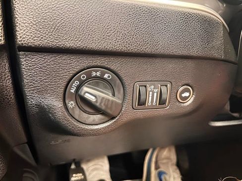 Used 2022 Dodge Charger SXT RWD image 16