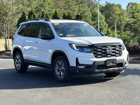 Used 2023 Honda Passport TrailSport image 2