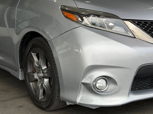 Certified 2017 Toyota Sienna SE w/ SE Preferred Package FWD image 8