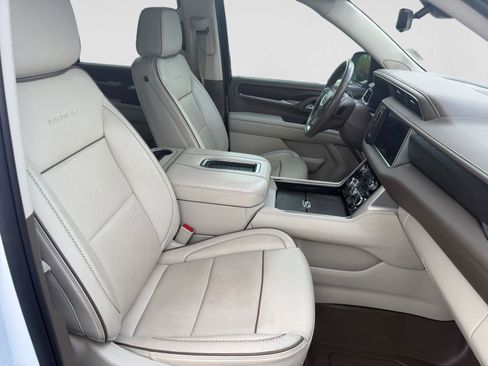 Used 2022 GMC Yukon XL Denali w/ Denali Premium Package image 15