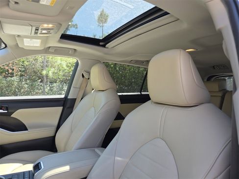 Certified 2022 Toyota Highlander XLE image 26