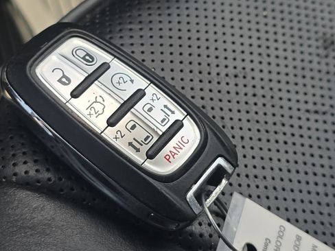 Used 2018 Chrysler Pacifica Limited FWD image 32