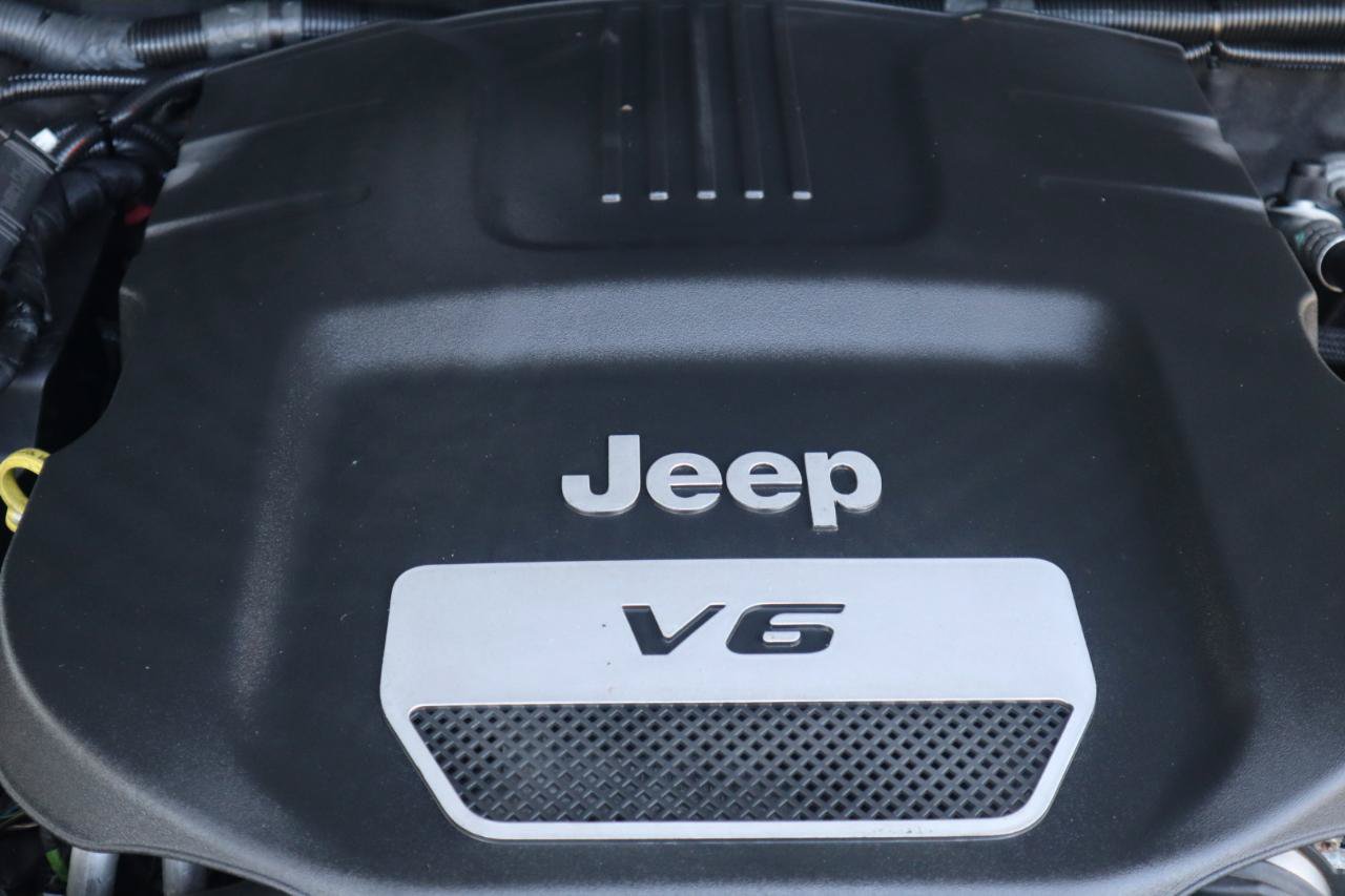 Used 2015 Jeep Wrangler Unlimited Sahara w/ Connectivity Group AWD/4WD image 37
