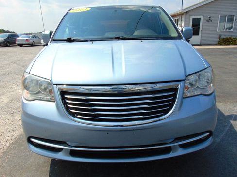 Used 2013 Chrysler Town & Country Touring FWD image 3