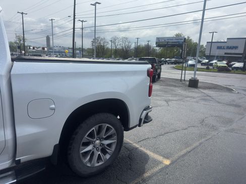 Used 2021 Chevrolet Silverado 1500 High Country w/ Technology Package AWD/4WD image 3