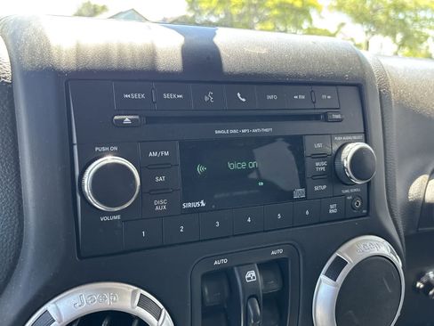 Used 2014 Jeep Wrangler Unlimited Rubicon w/ Connectivity Group AWD/4WD image 13