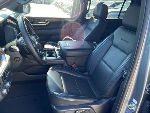 Used 2025 GMC Yukon XL Denali AWD/4WD image 12