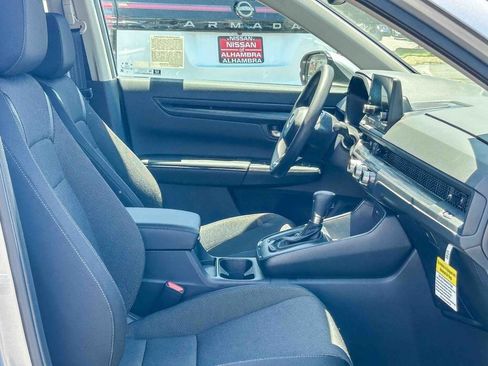 Used 2025 Honda CR-V LX image 17