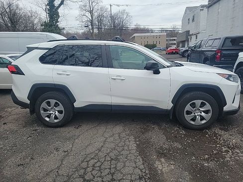 Used 2021 Toyota RAV4 LE image 9