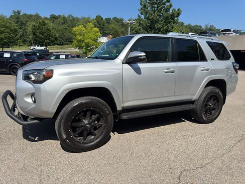 Used 2016 Toyota 4Runner SR5 Premium AWD/4WD image 2