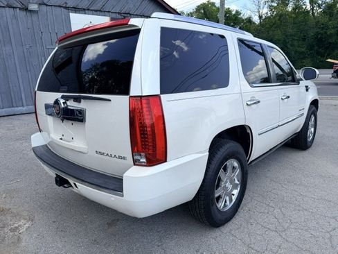 Used 2011 Cadillac Escalade Premium RWD image 8