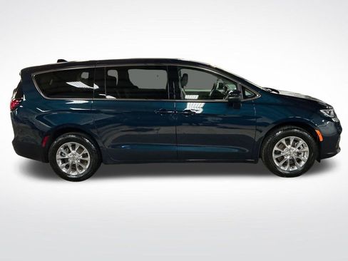 Used 2023 Chrysler Pacifica Touring-L image 7