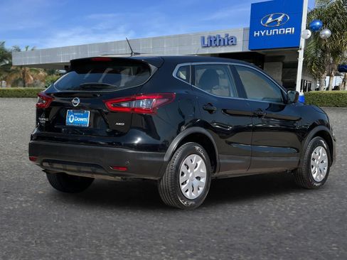 Used 2020 Nissan Rogue Sport S image 3