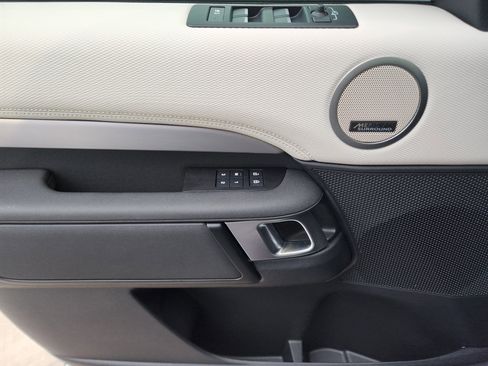 Certified 2025 Land Rover Discovery Dynamic SE image 25