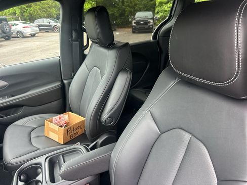 New 2027 Chrysler Pacifica Select FWD image 18