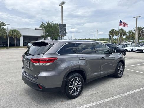 Used 2019 Toyota Highlander XLE FWD image 3