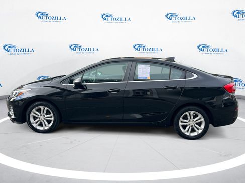 Used 2019 Chevrolet Cruze LT image 2