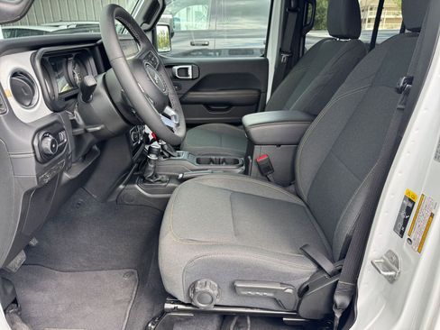 Used 2025 Jeep Wrangler Sahara image 25