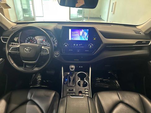 Used 2023 Toyota Highlander XLE AWD/4WD image 10