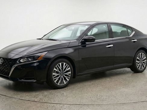 Used 2025 Nissan Altima 2.5 SV FWD image 3
