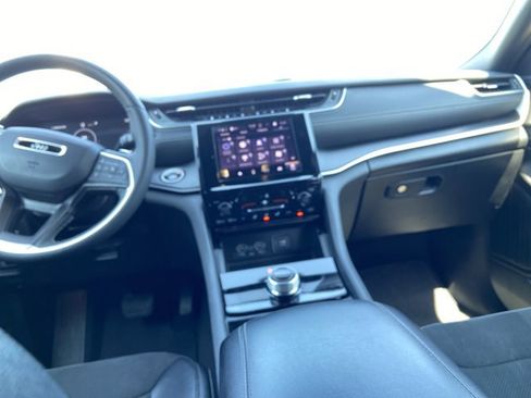 Used 2025 Jeep Grand Cherokee Altitude AWD/4WD image 15