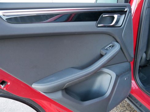 Used 2023 Porsche Macan Turbo image 11