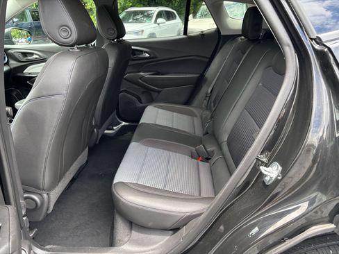 Used 2025 Chevrolet Trax LT w/ LT Convenience Package FWD image 21