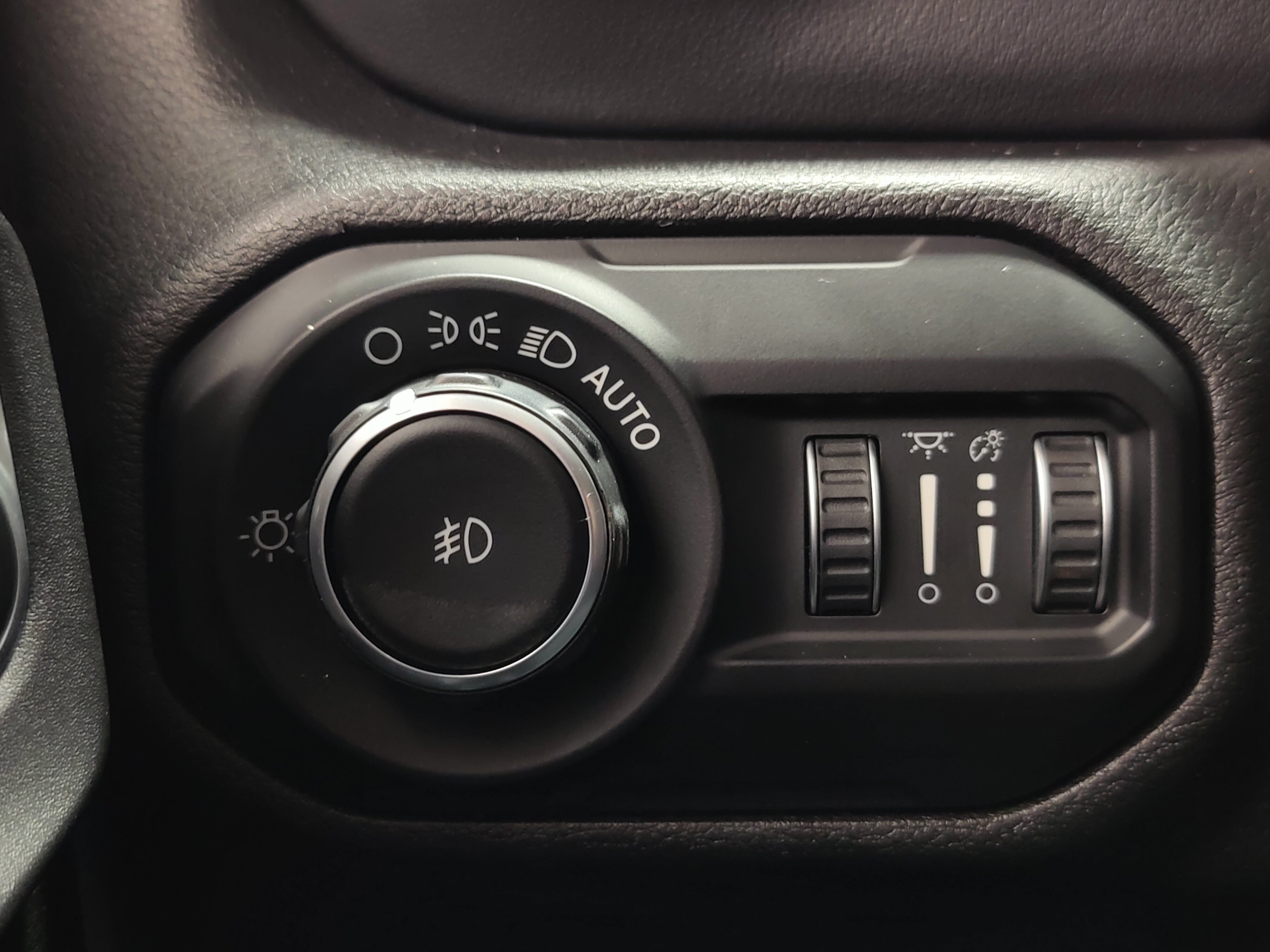 Used 2020 Jeep Wrangler Unlimited Sahara AWD/4WD image 25