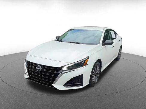 Used 2025 Nissan Altima 2.5 SV FWD image 7