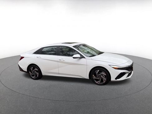 Used 2025 Hyundai Elantra SEL image 2