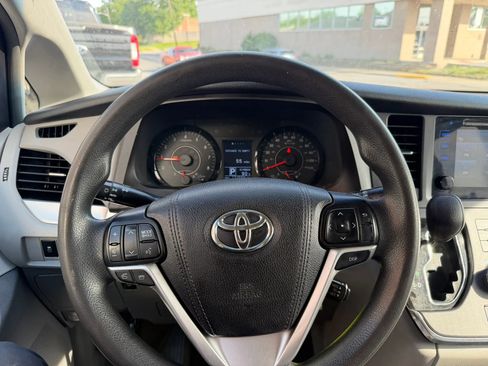 Used 2017 Toyota Sienna LE FWD image 23