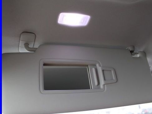 Used 2025 Volkswagen Tiguan SE image 43