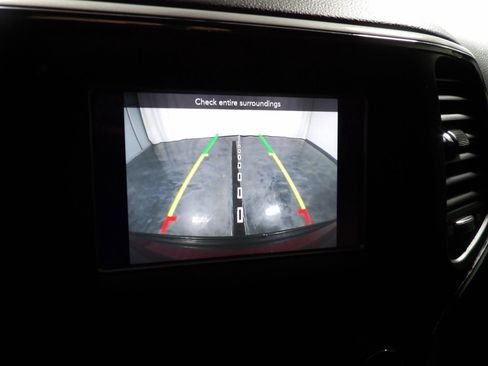 Used 2020 Jeep Grand Cherokee Laredo AWD/4WD image 19