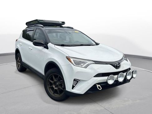 Used 2018 Toyota RAV4 LE FWD image 3