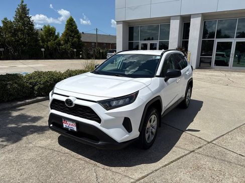 Used 2021 Toyota RAV4 LE AWD/4WD image 3