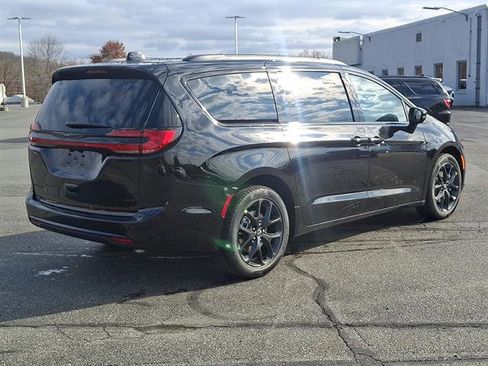 New 2026 Chrysler Pacifica Select w/ S Appearance Package image 4