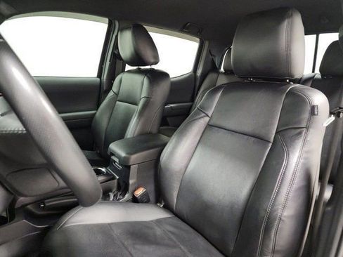 Used 2019 Toyota Tacoma TRD Sport image 36