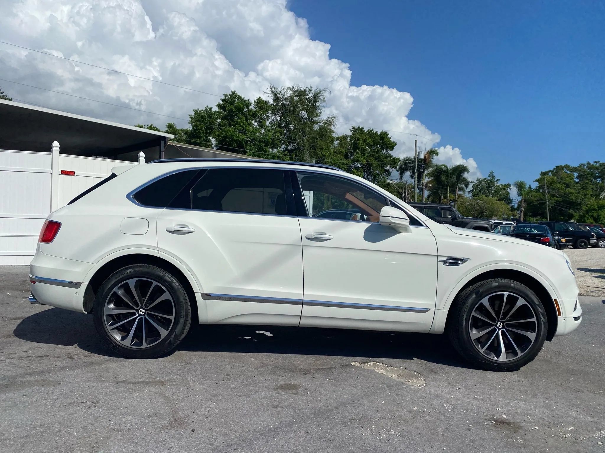 Used 2017 Bentley Bentayga AWD/4WD image 2