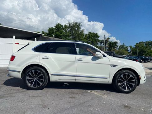 Used 2017 Bentley Bentayga image 2