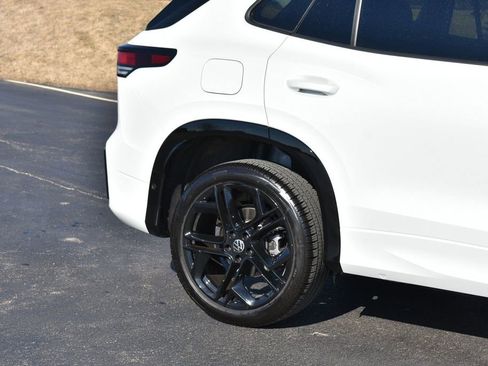 Used 2025 Volkswagen Tiguan SE R-Line image 5