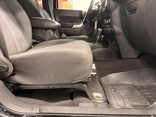 Used 2015 Jeep Wrangler Unlimited Sahara w/ Connectivity Group AWD/4WD image 28