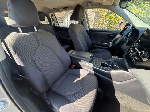 Used 2025 Toyota Highlander LE image 37