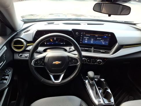 Used 2024 Chevrolet Trax LT w/ LT Convenience Package FWD image 17